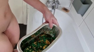 巨人在小男人身上撒尿