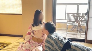 在浴衣中舔她的胸部，就像在温泉中婴儿一样，传统的日本旅馆♡业余无尽