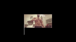 工作进行中，弯曲上半身 
