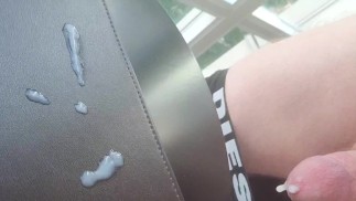 厚厚的姜黄色公鸡为公寓邻居拍摄和表演