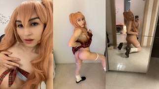 美丽的 femboy 学生在 ONLYFANS 上炫耀她的战利品和身体