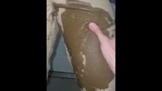 顺从且可繁殖的害羞男孩尽管被邻居抓住，但还是会撒尿