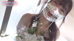 穿着婚纱用振动器进行大量自慰