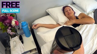 他在床上给我带了咖啡，所以我吮吸了他的鸡巴并得到了中出 4K 免费完整视频