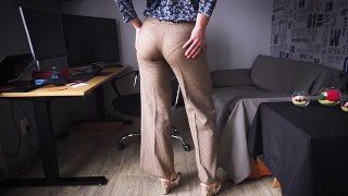 热秘书在紧身工作裤中挑逗可见的内裤线