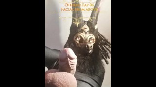 阿努比斯耸立在你上方，抚摸着他巨大的鸡巴，直到他卸载到你饥饿的嘴里