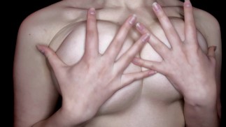 乳房和按摩。在观看时享受性高潮