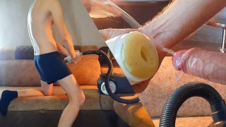 好色的家伙在打扫房子时操了吸尘器