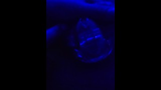 贞操笼!!CUM DENIAL 很高兴她玩了这张 B4 床！