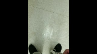 公共洗衣房到处都是顽皮的小便