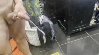 用精液在浴室里快速拉扯