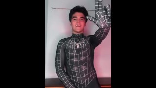 ЧТО ОН ДЕЛАЕТ СО СВОИМ БОЛЬШИМ ЧЛЕНОМ ?