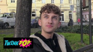 TWINK POP - 卷发的甜美家伙同意吸吮和他妈的另一个性感家伙以获得一些现金