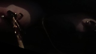 痛苦地夹住我被刺穿的乳头 bdsm 山雀折磨第二部分
