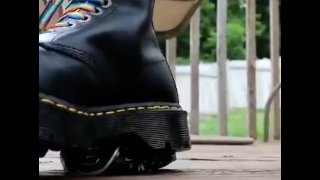 在我的 Doc Martins 中慢慢碾碎可乐罐