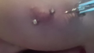 用淫荡的痛苦风车刺穿我被刺穿的奶子，遍布我敏感的乳头穿孔