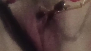 用紧的bdsm夹子痛苦地夹住我的阴蒂，它很痛