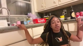 我丈夫操我的屁股射在我的脸上，只是因为我要求他像荡妇一样操我