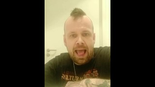变态手淫者在公共厕所喝自己的尿
