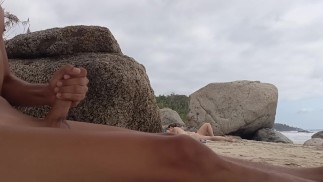 在非裸体海滩上享受裸体乐趣。Exchibisionist 纯粹的裸体主义。很棒的射精
