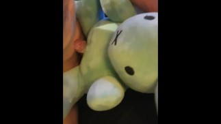 与毛绒兔子做爱，直到射精