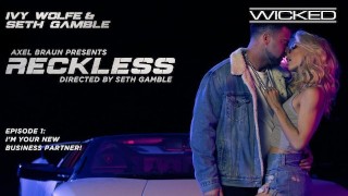 Wicked - 丰满的金发宝贝在炎热的夏夜海滩上被性交