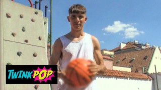 TWINKPOP - Twink 喜欢这个提议，让他照顾他的处女屁股