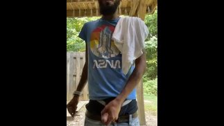 在陌生人的房子后面抽烟和自慰