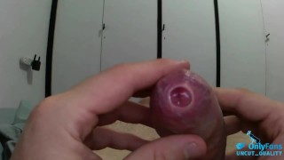 缓慢的包皮在未切割的紧致鸡巴上玩耍！