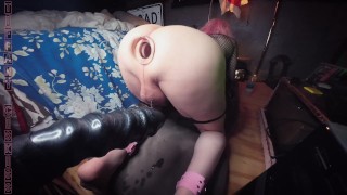 他妈的娘娘腔屁股在 xxl 肋骨假阳具极端肛门插入