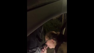 丈夫把车停在路边，看着妻子隔着车窗吸吮一个陌生人