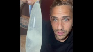 射精在装满水的避孕套中