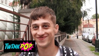 TWINKPOP - 年轻的快餐工人勾搭一个好色的家伙以换取一些现金