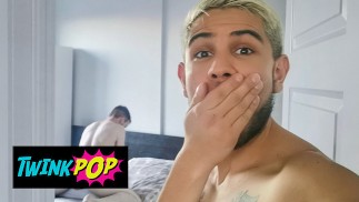 TWINKPOP - Alex Montenegro 用他的继兄弟 Thyle Knoxx 的鸡巴在他的屁股上射精，然后进行面部护理