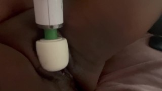 观看厚厚的乌木女神为你喷水