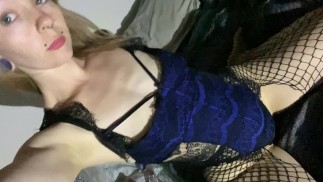莱克西在她的屁股上用她的玻璃心形魔杖狗式，直到她射精