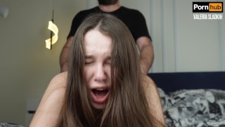 我的瓦莱里娅·斯拉德基（Valeria Sladkih）的肛门高潮。精液从她的屁股里喷出来。