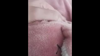 穿着可爱的兔子长袍给爸爸当之无愧的口交