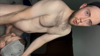 射精在 Twink 朋友的嘴和屁股上