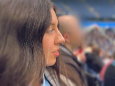 Katty West au stade de foot avec du sperme sur le visage ! gif