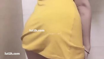 易直播軟軟私拍福利，極品短裙浴室挑逗