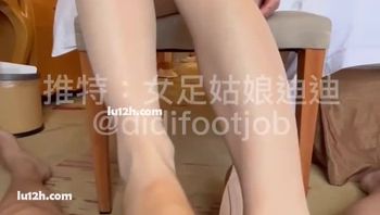 推特網紅女神女足姑娘迪迪會員群定製，肉絲足控蹂躪推油