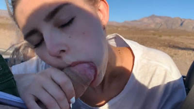 拉斯維加斯敞篷車震！金髮尤物埃爾菲與年輕女孩豪車內激情碰撞