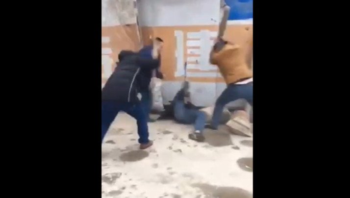 搞別人的老婆被人家找上門一頓毒打..