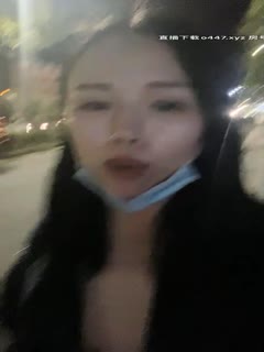 騷女夜晚戶外帶大黑牛自慰，找了個廁所震動逼逼頭部插入非常誘人，很是誘惑喜歡不要錯過