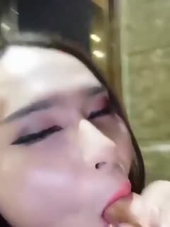 國產妖艷TS美妖 ktv衛生間給男模口，把閨蜜轟出去 兩人獨自相處，還問人家很緊張嗎 就口起來啦 騷啊！男模害羞啊第一次被人妖口！