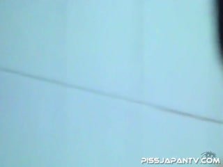 盜站流出一群年輕身材性感大奶美眉浴室組團洗澡水中嬉戲互相玩起了花樣高難度噓噓用手用盆接尿