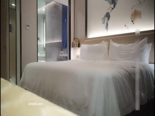 大哥帶著新徒弟網約年輕漂亮湖南學生妹兼職外圍聲音甜美口活很贊奶子超大幹的她大叫說好厲害老公對白刺激