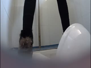 吊絲高中男同學在女廁偷放偷拍設備偷拍女同學噓噓設備還不錯能清晰聽到聲音