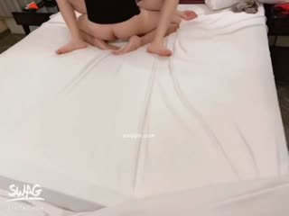 SWAG『feifei』新年巨作 3P性處理系花學姐 高潮大量中出內射